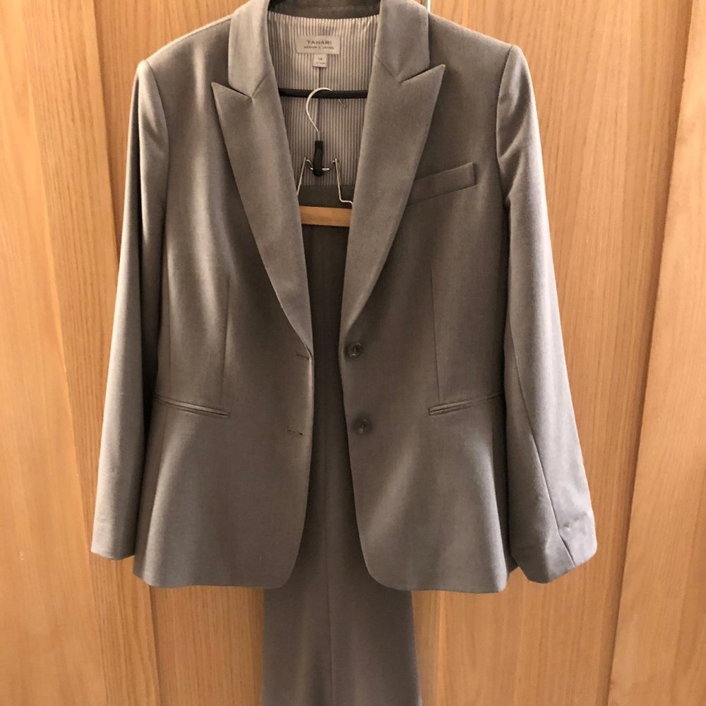 Tahari by Arthur Levine Light Grey size 14 suit